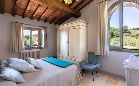Villa Melinda: Pièce, Propriété, Meubles, Chambre, Bâtiment, Design Intérieur, Lit, Plafond, Immobilier, Maison
