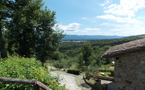 Villa Latera: Propriété, Région Sauvage, Ciel, Montagne, Arbre, Maison, Paysage, Chalet, Zone Rurale, Vacances
