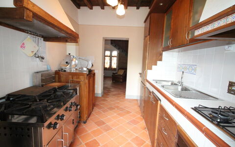Villa Latera: Propriété, Pièce, Bâtiment, Cuisine, Comptoir, Maison, Meubles, Sol, Immobilier, Domicile