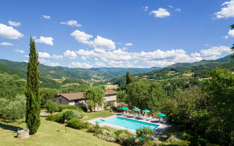 Podere Schignano: Nuage, Ciel, Plante, Bâtiment, Communauté Des Plantes, L'Eau, La Nature, Paysage Naturel, Bleu Azur, Arbre