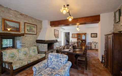 Podere Schignano: Cadre, Table, Propriété, Canapé, Meubles, Bleu Azur, Bois, Salon, Design Intérieur, Chaise