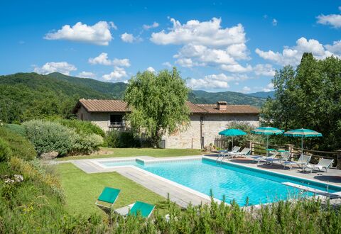 Podere Schignano: Plante, Nuage, L'Eau, Ciel, Meubles, Bâtiment, Piscine, Vert, Arbre, Architecture