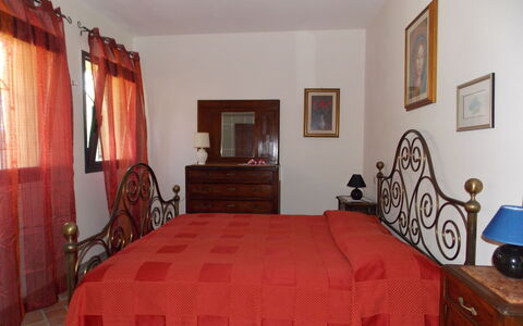 Il Circolo: Chambre, Pièce, Lit, Meubles, Drap De Lit, Propriété, Design Intérieur, Literie, Cadre De Lit, Bâtiment