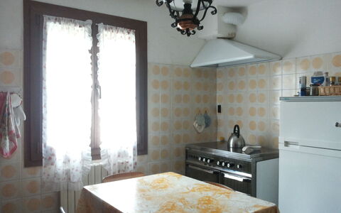 Appartamento Porretta Terme: Comptoir, Pièce, Propriété, Meubles, Plafond, Sol, Design Intérieur, Tuile, Cuisine, Bâtiment