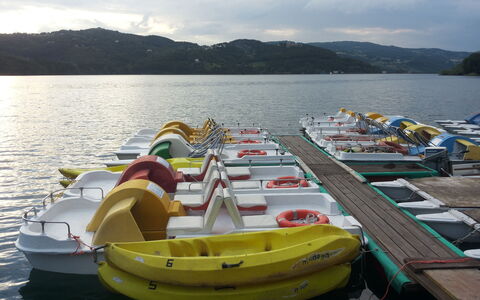 Appartamento Porretta Terme: Transport De L'Eau, L'Eau, Bateau, Véhicule, Jaune, Nautique, Ciel, Lac, Vacances, Des Loisirs