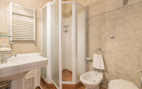 Villa Paola: Salle De Bains, Propriété, Pièce, Mur, Toilette, Luminaire Plomberie, Design Intérieur, Tuile, Sol, Accessoire Salle De Bain