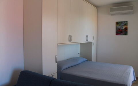 Scarlino Summer Village: Lit, Pièce, Meubles, Chambre, Propriété, Drap De Lit, Cadre De Lit, Bâtiment, Matelas, Sol