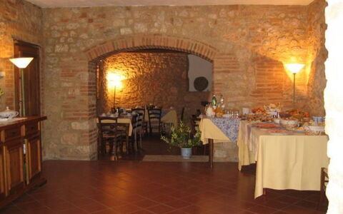 Borgo Santinovo: Propriété, Pièce, Bâtiment, Sol, Design Intérieur, Meubles, Tuile, Sol, Restaurant, Hall De Fonction