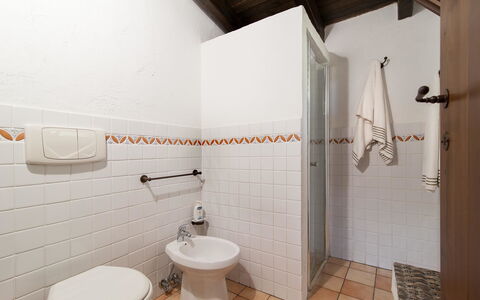 Salento Luxury Retreat: Bâtiment, Salle De Bains, Luminaire Plomberie, Design Intérieur, Sol, Sol, Mur, Plomberie, Bois