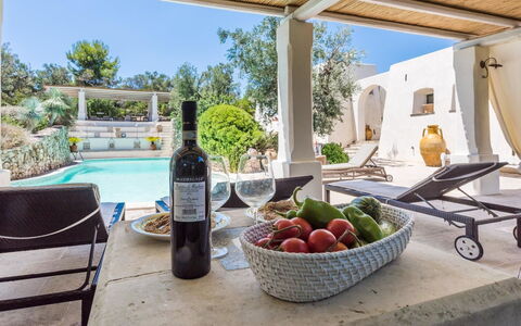 Salento Luxury Retreat: Aliments, Table, Propriété, Plante, Vaisselle, Ciel, Bouteille, Comptoir, Fruit, Ombre