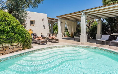 Salento Luxury Retreat: L'Eau, Plante, Propriété, Meubles, Piscine, Ciel, Chaise, Bleu Azur, Arbre, Mobilier De Jardin