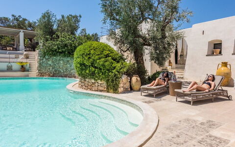 Salento Luxury Retreat: L'Eau, Ciel, Plante, Bleu Azur, Piscine, Mobilier De Jardin, Arbre, Loisir, Immobilier, Paysage