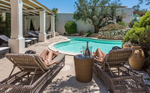 Salento Luxury Retreat: L'Eau, Plante, Piscine, Bleu Azur, Ciel, Mobilier De Jardin, Design Intérieur, Loisir, Arbre, Zone Résidentielle