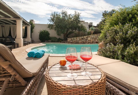 Salento Luxury Retreat: L'Eau, Nuage, Ciel, Propriété, Vaisselle, Plante, Bleu Azur, Piscine, Mobilier De Jardin, Chaise