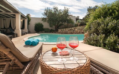 Salento Luxury Retreat: L'Eau, Nuage, Ciel, Propriété, Vaisselle, Plante, Bleu Azur, Piscine, Mobilier De Jardin, Chaise