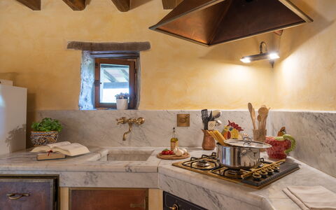 Villa La Terrazza: Comptoir, Pièce, Propriété, Cuisine, Design Intérieur, Meubles, Plafond, Bâtiment, Cabinetry, Tuile