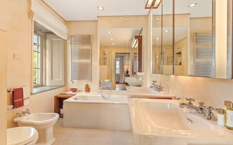 Il Vignale: Luminaire Plomberie, Salle De Bains, Sol, Design Intérieur, Sol, Plomberie, Baignoire, Robinet, Évier, Lavabo