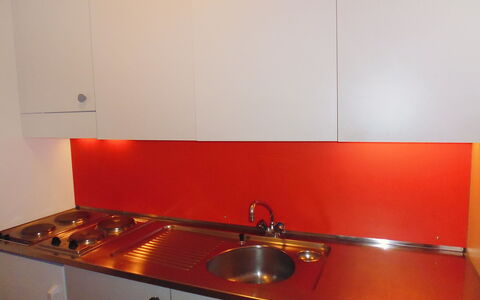 Disentis 100: Comptoir, Cooktop, Evier, Évier, Cuisine, Orange, Propriété, Pièce, Cabinetry, Tuile