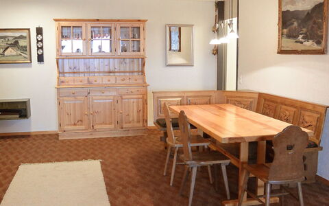 Disentis 100: Pièce, Meubles, Propriété, Sol, Salle À Manger, Table, Bâtiment, Design Intérieur, Parquet, Maison