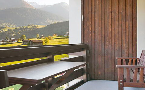 Disentis 100: Pièce, Propriété, Meubles, Jaune, Balcon, Design Intérieur, Mur, Bâtiment, Maison, Architecture