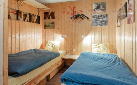 Disentis 100: Chambre, Lit, Pièce, Meubles, Propriété, Drap De Lit, Mur, Design Intérieur, Cadre De Lit, Maison
