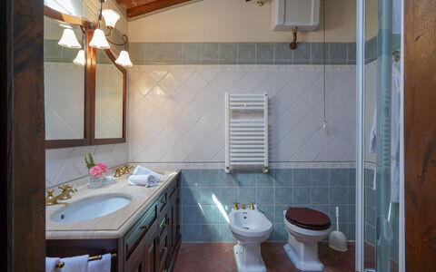 Villa San Lorenzo: Salle De Bains, Pièce, Propriété, Évier, Sol, Bâtiment, Design Intérieur, Tuile, Maison, Armoire De Toilette