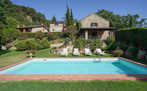 Villa San Lorenzo: Piscine, Propriété, Maison, Immobilier, Herbe, Biens, Bâtiment, Domicile, Zone Résidentielle, Villa