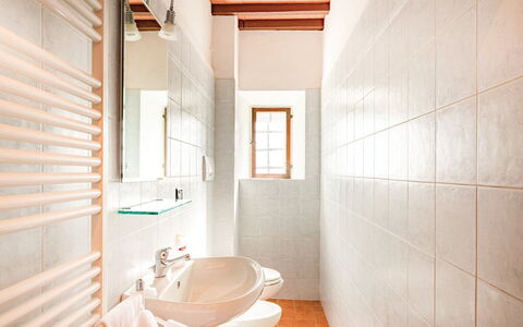 Villa i Cedri: Luminaire Plomberie, Évier, Robinet, Fenêtre, Miroir, Salle De Bains, Bois, Bâtiment, Design Intérieur