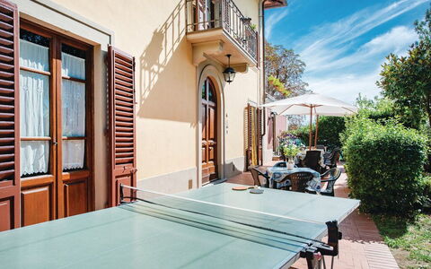 Villa i Cedri: Bâtiment, Plante, Fenêtre, Nuage, Ciel, Bleu Azur, Ombre, Tennis De Table Raquette, Table, Bois