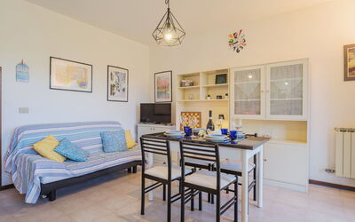 Villaggio 5 Terre 100.7: Table, Cadre, Meubles, Bois, Design Intérieur, Fenêtre, Salon, Sol, Sol, Maison
