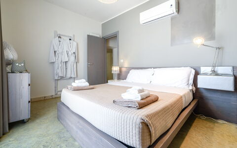 Trulli Itaka: Chambre, Lit, Meubles, Pièce, Propriété, Matelas, Drap De Lit, Cadre De Lit, Design Intérieur, Sol