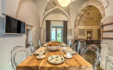 Trulli Itaka: Pièce, Table, Design Intérieur, Propriété, Salle À Manger, Restaurant, Jaune, Architecture, Cambre, Bâtiment
