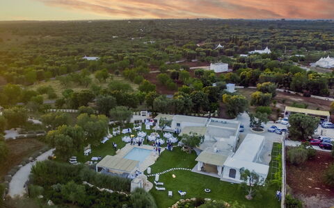 Trulli Itaka: Plante, Ciel, Nuage, Arbre, Design Urbain, Lot Terre, Herbe, Paysage, Espace Public, Ville