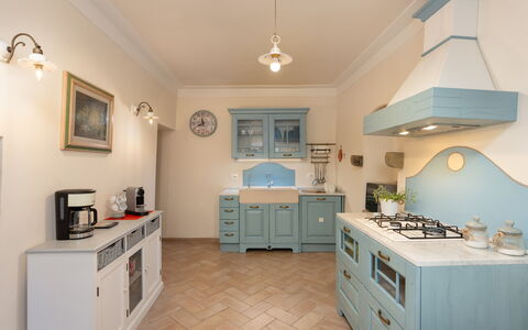 Villa Il Nido: Cabinetry, Propriété, Meubles, Comptoir, Bleu, Tiroir, Bois, Cadre, Cuisine, Éclairage