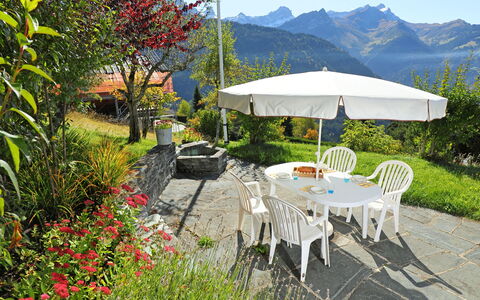 Chalet Zan-Fleuron: Propriété, Immobilier, Maison, Botanique, Table, Jardin, Bâtiment, Patio, Arbre, Vacances
