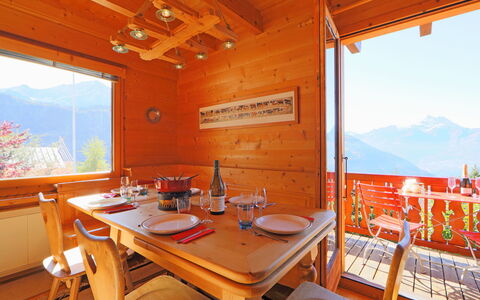 Chalet Zan-Fleuron: Pièce, Propriété, Bâtiment, Table, Meubles, Immobilier, Design Intérieur, Maison, Salle À Manger, Domicile