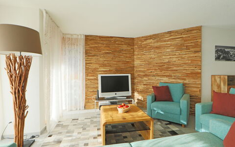 Susanna: Meubles, Propriété, Table, Confort, Télévision, Bâtiment, Bois, Cadre, Cabinetry, Design Intérieur