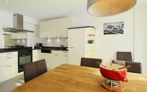 Susanna: Meubles, Cabinetry, Propriété, Table, Comptoir, Bois, Chaise, Design Intérieur, Éclairage, Sol