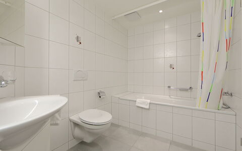 Susanna: Luminaire Plomberie, Propriété, Salle De Bains, Violet, Bâtiment, Robinet, Maison, Sol, Toilette