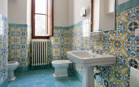 Villa Le Volte: Salle De Bains, Pièce, Tuile, Propriété, Bleu, Sol, Design Intérieur, Mur, Céramique, Architecture