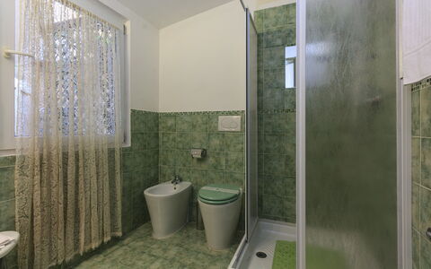 Diamonds & Rust: Salle De Bains, Vert, Propriété, Pièce, Architecture, Immobilier, Design Intérieur, Tuile, Zone Résidentielle, Maison