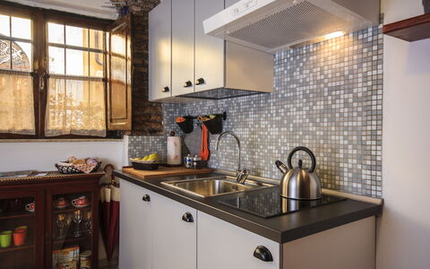 Diamonds & Rust: Comptoir, Pièce, Propriété, Cabinetry, Cuisine, Tuile, Meubles, Design Intérieur, Bâtiment, Plafond