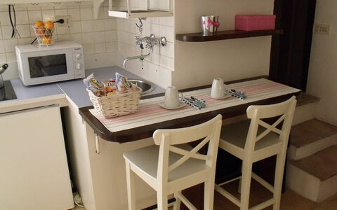 Studio Moremi': Table, Meubles, Comptoir, Produit, Cabinetry, Bois, Design Intérieur, Cuisinière, Cuisine, Sol