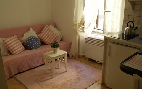 Studio Moremi': Table, Meubles, Propriété, Canapé, Fenêtre, Plante, Bâtiment, Plante D'Appartement, Bois, Confort