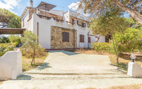 Valledoria 710: Plante, Ciel, Bâtiment, Nuage, Propriété, Fenêtre, Arbre, Porte, Maison, Lot Terre