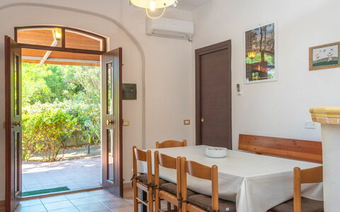 Valledoria 710: Table, Meubles, Propriété, Chaise, Plante, Bois, Design Intérieur, Porte, Sol