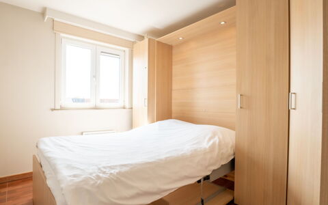 Lautrec 304 with Balcony: Meubles, Confort, Bois, Fenêtre, Design Intérieur, Bâtiment, Sol, Lit, Sol