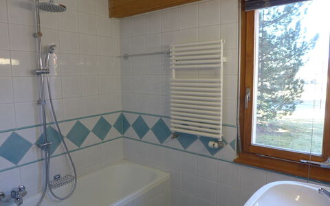 Villars 125: Salle De Bains, Pièce, Propriété, Baignoire, Mur, Tuile, Luminaire Plomberie, Sol, Robinet, Architecture