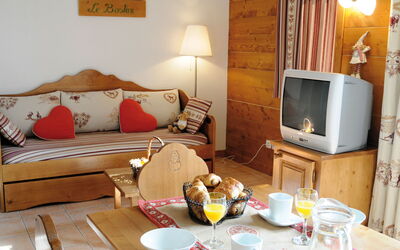 Les Fermes de Samoens 700.2: Salon, Pièce, Meubles, Design Intérieur, Propriété, Jaune, Table, Orange, Canapé, Mur