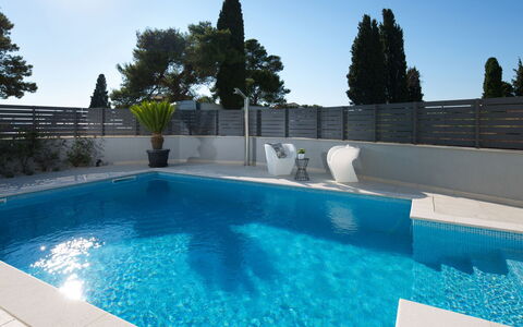 Villa Fasana: Piscine, Propriété, Loisir, L'Eau, Immobilier, Maison, Bâtiment, Centre De Loisirs, Vacances, Architecture